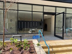 תיבות שחורות בתוך ויטרינה