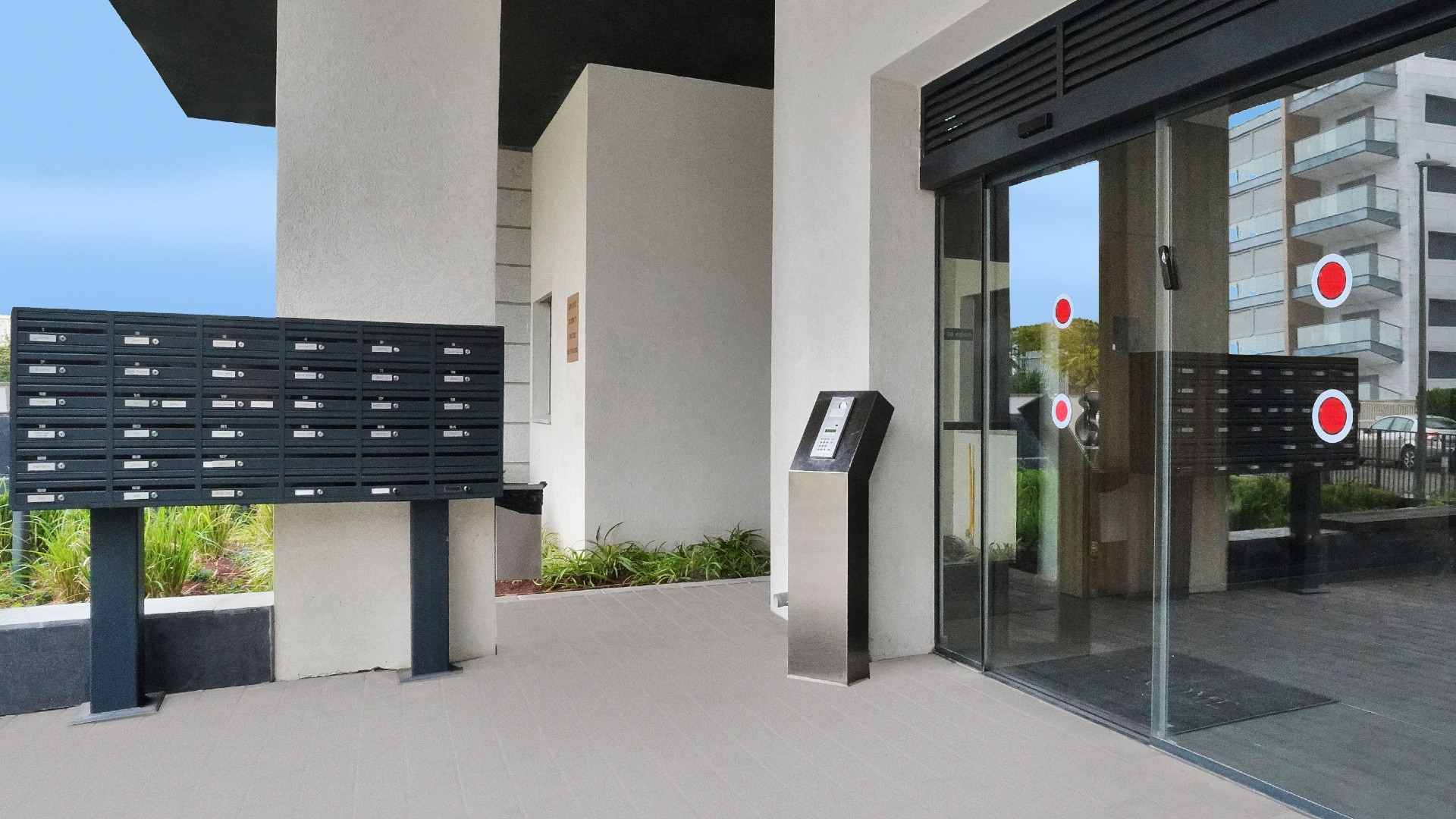 החלפת דלת כניסה לדירה בבניין משותף